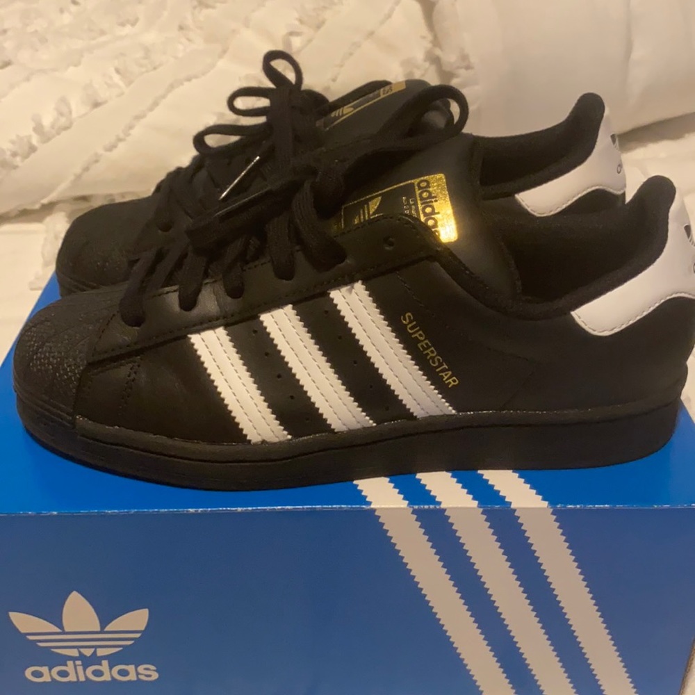 BRAND NEW NEVER WORN ADIDAS SUPERSTAR